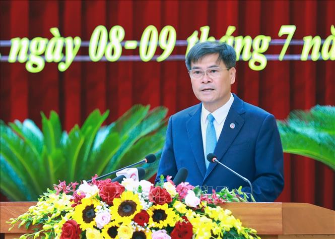 Chủ tịch UBND tỉnh Quảng Ninh Bùi Văn Khắng phát biểu tại kỳ họp. Ảnh: Văn Đức - TTXVN 