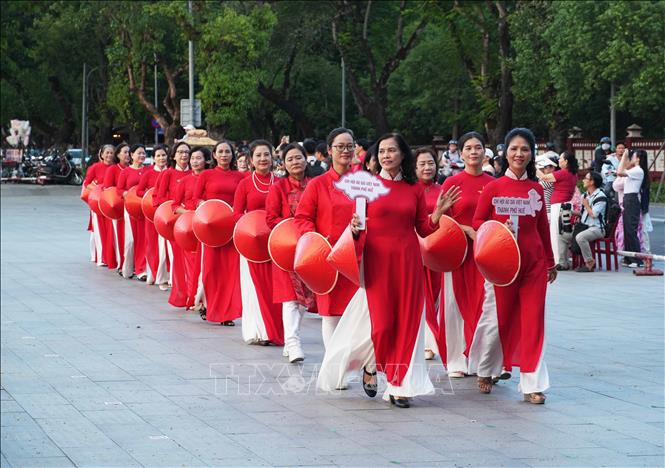 Phụ nữ thành phố Huế mặc áo dài trình diễn quảng bá vẻ đẹp thanh lịch của áo dài. Ảnh: Nguyên Lý - TTXVN