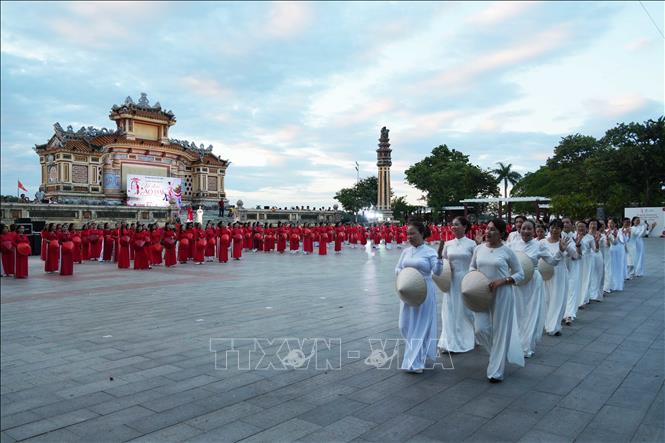 Phụ nữ thành phố Huế trình diễn quảng bá vẻ đẹp thanh lịch của áo dài. Ảnh: Nguyên Lý - TTXVN