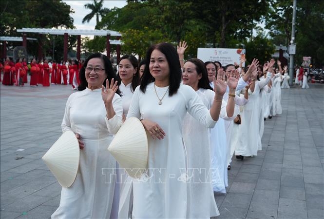 Phụ nữ thành phố Huế quảng bá vẻ đẹp thanh lịch của áo dài. Ảnh: Nguyên Lý - TTXVN