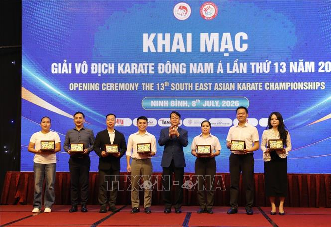 Ban Tổ chức trao biểu trưng của giải đấu cho các đơn vị tài trợ giải. Ảnh: Đức Phương - TTXVN