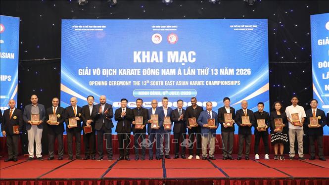 Ban Tổ chức trao biểu trưng của giải đấu cho đại diện trọng tài và các đội tuyển tham gia. Ảnh: Đức Phương - TTXVN