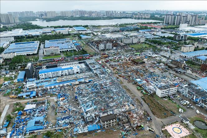 Cảnh tàn phá sau những trận lốc xoáy tại tỉnh Hồ Bắc, Trung Quốc, ngày 7/7/2026. Ảnh: THX/TTXVN phát