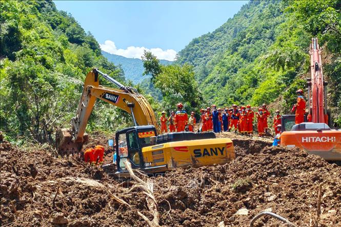 Hiện trường vụ lở đất tại tỉnh Cam Túc, Trung Quốc, ngày 7/7/2026. Ảnh: THX/TTXVN phát
