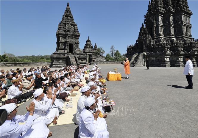 Thủ tướng Ấn Độ Narendra Modi cầu nguyện tại khu quần thể đền Prambanan tại tỉnh Yogyakarta, Indonesia. Ảnh: Minh Thái - Phóng viên TTXVN tại Indonesia. 