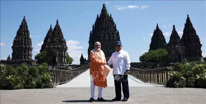 Thủ tướng Ấn Độ Narendra Modi và Tổng thống Indonesia Prabowo Subianto chụp ảnh lưu niệm tại khu quần thể đền Prambanan tại tỉnh Yogyakarta, Indonesia. Ảnh: Minh Thái - Phóng viên TTXVN tại Indonesia. 
