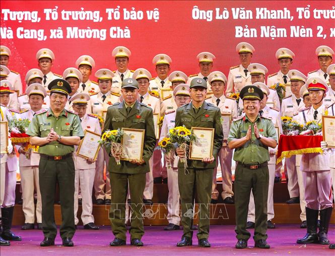 Lãnh đạo Công an tỉnh Điện Biên tôn vinh các gương điển hình tiên tiến trong lực lượng tham gia bảo vệ an ninh trật tự ở cơ sở. Ảnh: Xuân Tư - TTXVN