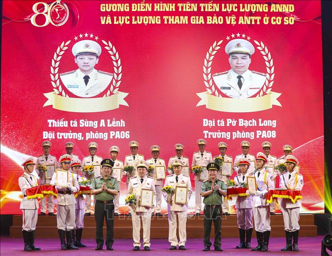 Lãnh đạo Công an tỉnh Điện Biên tôn vinh các gương điển hình tiên tiến trong lực lượng An ninh, Công an xã, phường. Ảnh: Xuân Tư - TTXVN