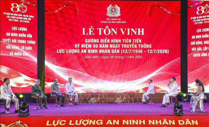 Tọa đàm giữa các thế hệ cán bộ lực lượng An ninh nhân dân tỉnh Điện Biên. Ảnh: Xuân Tư - TTXVN