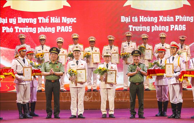 Lãnh đạo Công an tỉnh Điện Biên tôn vinh các gương điển hình tiên tiến trong lực lượng An ninh, Công an xã, phường. Ảnh: Xuân Tư - TTXVN