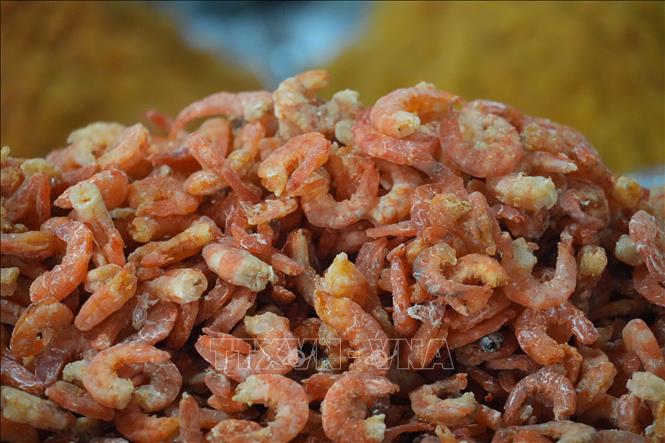 Dried peeled shrimp, a product recognized as a 3-star OCOP product in many coastal localities of Nghe An province, is a popular souvenir choice for tourists. VNA Photo: Bích Huệ
