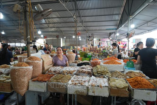 Nghi Thuy fish market in Cua Lo ward is a popular destination for tourists seeking a shopping and sightseeing experience. VNA Photo: Bích Huệ