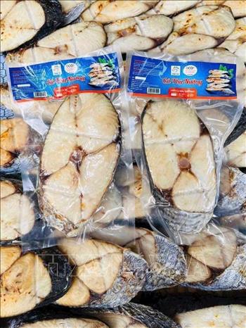 Grilled mackerel products from Tam Tai seafood establishment in Cua Lo ward have achieved OCOP 3-star rating. VNA Photo: Bích Huệ