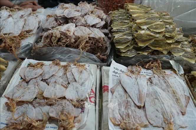 Tourists can choose from a diverse range of dried seafoods as souvenir when visiting Nghe An province. VNA Photo: Bích Huệ