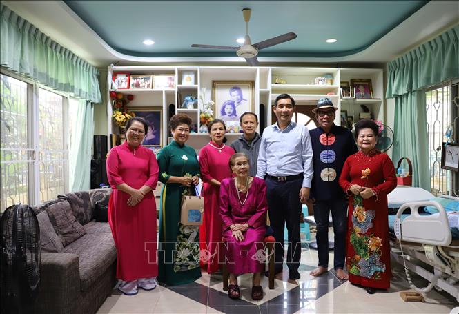 Đại sứ Phạm Việt Hùng (thứ 3 từ phải sang) thăm gia đình cụ Đào Thị Thơ tại tỉnh Phuket. Ảnh: Đỗ Sinh – PV TTXVN tại Thái Lan