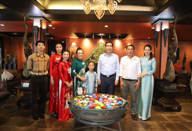 Đại sứ Phạm Việt Hùng (thứ 3 từ phải sang) thăm gia đình bà Đỗ Thị Tân, Chủ tịch Hội người Việt tỉnh Phuket. Ảnh: Đỗ Sinh – PV TTXVN tại Thái Lan
