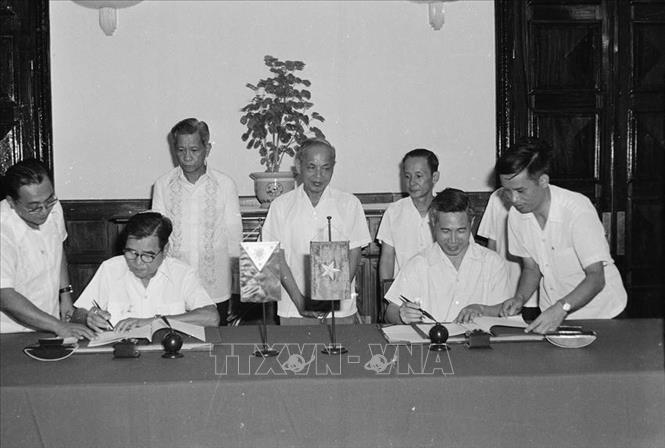  Ngày 7/8/1975, Thứ trưởng Bộ Ngoại giao Nguyễn Cơ Thạch và Đại sứ đặc mệnh toàn quyền Philippines Agustin P.Magina thay mặt Chính phủ hai nước ký thông cáo chung về việc thiết lập ngoại giao Việt Nam – Philippines. Ảnh: Xuân Lâm - TTXVN