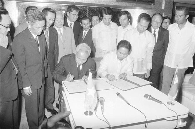 Thủ tướng Phạm Văn Đồng và Thủ tướng Philippines Ferdinand Marcos ký tuyên bố chung hai nước trong chuyến thăm chính thức Philippines (1978). Ảnh: Xuân Lâm - TTXVN