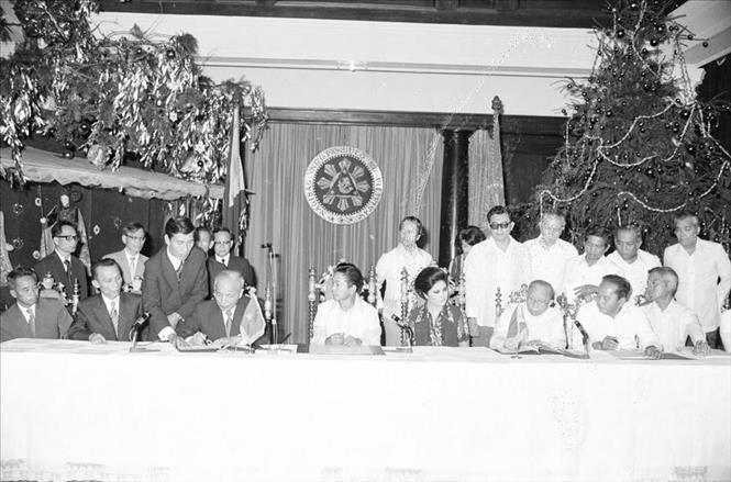 Bộ trưởng Bộ Ngoại giao Nguyễn Duy Trinh và Bộ trưởng Bộ Ngoại giao Philippines Carlos Romulo ký kết hiệp định về hợp tác kinh tế và khoa học kỹ thuật giữa hai nước trong chuyến thăm Philippines (8/1/1978). Ảnh: Ngọc Khanh - TTXVN
