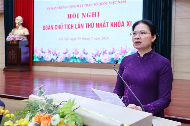 Đồng chí Hà Thị Nga, Ủy viên BCH Trung ương Đảng, Phó Chủ tịch - Tổng Thư ký Ủy ban Trung ương MTTQ Việt Nam trình bày Tờ trình xin ý kiến về dự thảo Quy chế hoạt động của Ủy ban Trung ương, Đoàn Chủ tịch, Ban Thường trực Ủy ban Trung ương MTTQ Việt Nam khoá XI, nhiệm kỳ 2026 - 2031. Ảnh: Minh Đức – TTXVN