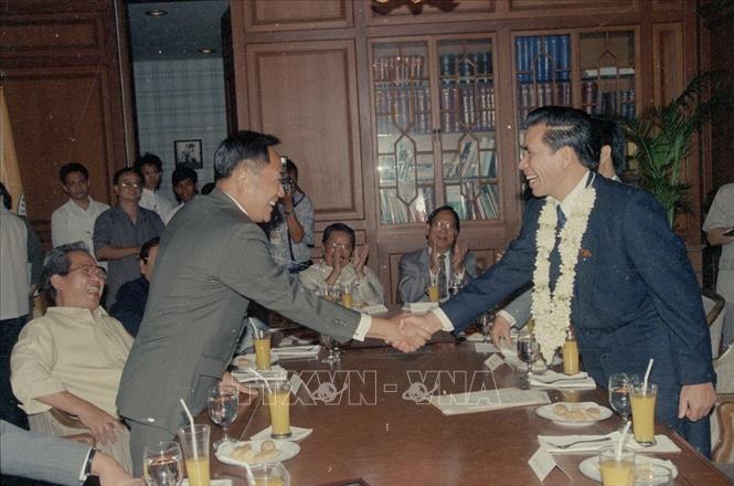 Chủ tịch Hạ viện Philippines Jose de Venecia tiếp Chủ tịch Quốc hội Nông Đức Mạnh trong chuyến thăm chính thức Philippines từ ngày 29-31/3/1993. Ảnh: Xuân Tuân - TTXVN
