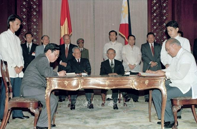 Chủ tịch nước Trần Đức Lương và Tổng thống Philippines Fidel Ramos chứng kiến lễ ký Hiệp định hợp tác mới về thương mại giữa hai nước (1995). Ảnh: Cao Phong - TTXVN