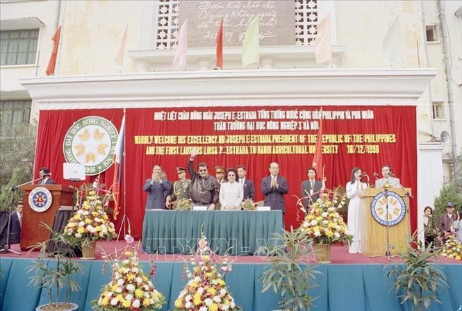 Thổng thống Philippines Joseph Estrada đến thăm trường Đại học Nông nghiệp I (Hà Nội) trong chuyến thăm chính thức Việt Nam (18/12/1998). Ảnh: Thu Hoài - TTXVN