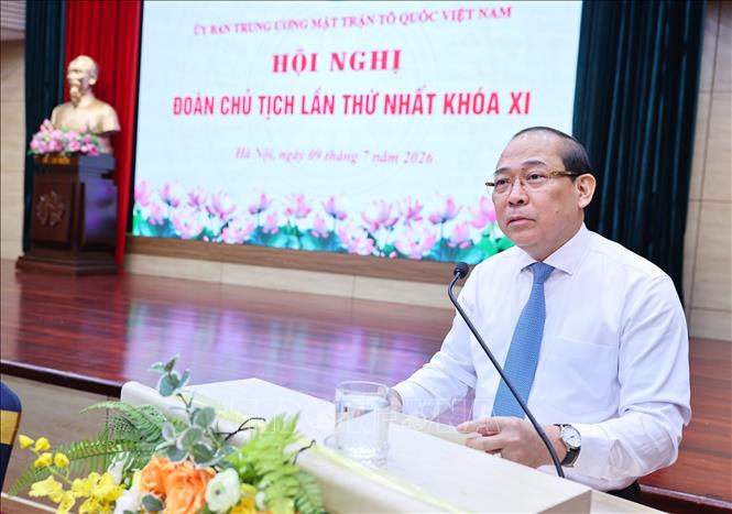 Đồng chí Hoàng Công Thủy, Phó Chủ tịch UBTW MTTQ Việt Nam trình bày Tờ trình xin ý kiến về dự thảo Chương trình làm việc toàn khoá của Đoàn Chủ tịch và Ủy ban Trung ương MTTQ Việt Nam khoá XI, nhiệm kỳ 2026 - 2031. Ảnh: Minh Đức – TTXVN