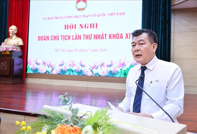 Đồng chí Nguyễn Đức Phong, Phó Chủ tịch UBTW MTTQ Việt Nam trình bày tóm tắt Báo cáo kết quả công tác Mặt trận 6 tháng đầu năm và nhiệm vụ trọng tâm công tác Mặt trận 6 tháng cuối năm 2026. Ảnh: Minh Đức – TTXVN