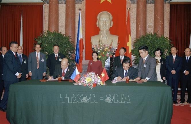 Chủ tịch nước Trần Đức Lương và Tổng thống Philippines G. M. Arroyo chứng kiến lễ ký kết văn kiện hợp tác giữa hai nước (Hà Nội, 2002). Ảnh: Nhan Sáng - TTXVN