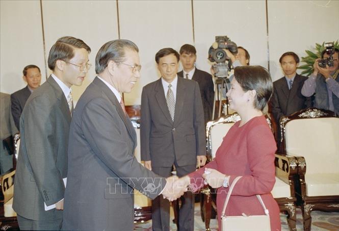 Tổng Bí thư Nông Đức Mạnh tiếp Tổng thống Philippines G. M. Arroyo thăm hữu nghị chính thức Việt Nam (6/11/2002). Ảnh: Nhan Sáng - TTXVN