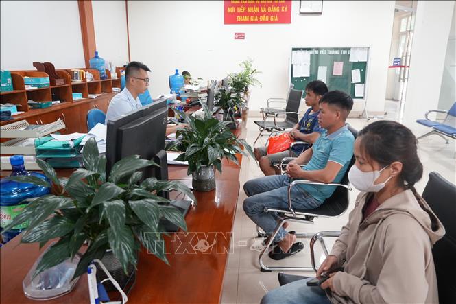 Người dân và doanh nghiệp đến làm thủ tục hành chính tại trung tâm. Ảnh: Tiến Vĩnh – TTXVN 