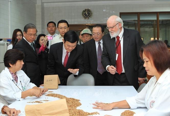 Tiến sĩ Robert Zeigler, Giám đốc viện giới thiệu với Chủ tịch nước Trương Tấn Sang về nghiên cứu lúa Quốc tế (IRRI), trong chuyến thăm cấp Nhà nước Philippines (27/10/2011). Ảnh: Nguyễn Khang - TTXVN