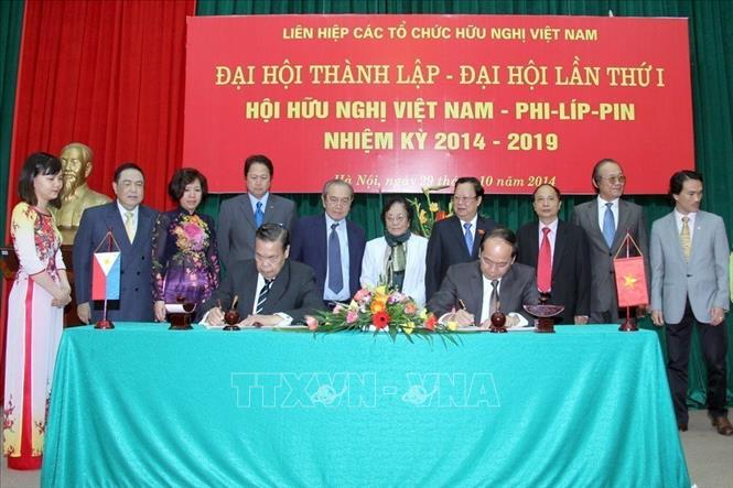 Hội hữu nghị Việt Nam - Philippines và Hội hữu nghị Philippines - Việt Nam ký Biên bản ghi nhớ về hợp tác giữa 2 hội tại Đại hội thành lập - đại hội lần thứ nhất Hội hữu nghị Việt Nam - Philippines (nhiệm kỳ 2014 - 2019). Ảnh: An Đăng – TTXVN