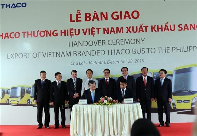 Ngày 28/12/2019, tại cảng Chu Lai (Khu kinh tế mở Chu Lai, tỉnh Quảng Nam), THACO đã tổ chức Lễ bàn giao 15 xe Bus THACO thương hiệu Việt Nam xuất khẩu sang Philippines. Đây là lô hàng thương mại đầu tiên của Thaco sau hơn 16 năm đầu tư và phát triển trong ngành ô tô Việt Nam. Ảnh: Trần Tĩnh -TTXVN