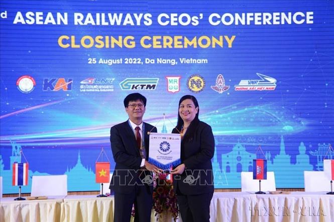 Phó Tổng Giám đốc Công ty Đường sắt Việt Nam trao cờ Chủ tịch tổ chức Hội nghị Tổng Giám đốc Đường sắt ASEAN cho phía Philippines tại Lễ bế mạc Hội nghị Tổng Giám đốc Đường sắt ASEAN lần thứ 42 (Đà Nẵng, 25/08/2022). Ảnh: TTXVN