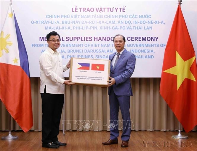 Thứ trưởng Bộ Ngoại giao Nguyễn Quốc Dũng trao tượng trưng hỗ trợ của Chính phủ và nhân dân Việt Nam cho Chính phủ và nhân dân Philippines trong phòng, chống dịch Covid-19 (Hà Nội, 18/5/2020). Ảnh: Văn Điệp - TTXVN