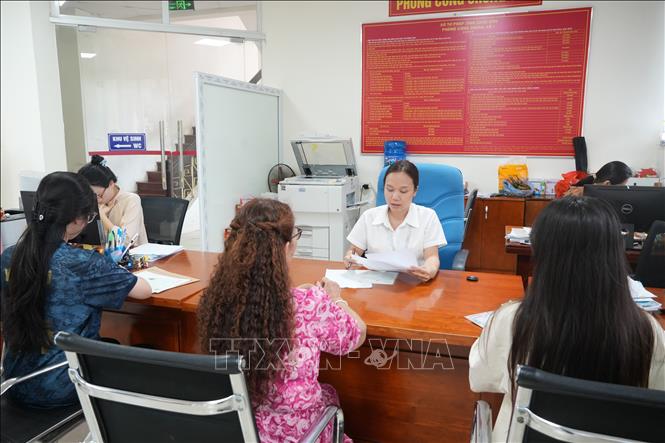 Hướng dẫn các thủ tục công chứng tại trung tâm. Ảnh: Tiến Vĩnh – TTXVN 