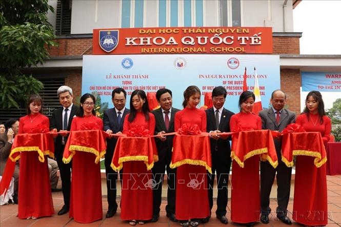 Đại sứ quán Philippines phối hợp với Hội Hữu nghị Việt Nam - Philippines và Đại học Thái Nguyên tổ chức Lễ khánh thành tượng Lãnh tụ của dân tộc Việt Nam - Chủ tịch Hồ Chí Minh và Anh hùng dân tộc Philippines José Rizal tại khuôn viên Khoa Quốc tế của trường (2/5/2019). Ảnh: TTXVN 