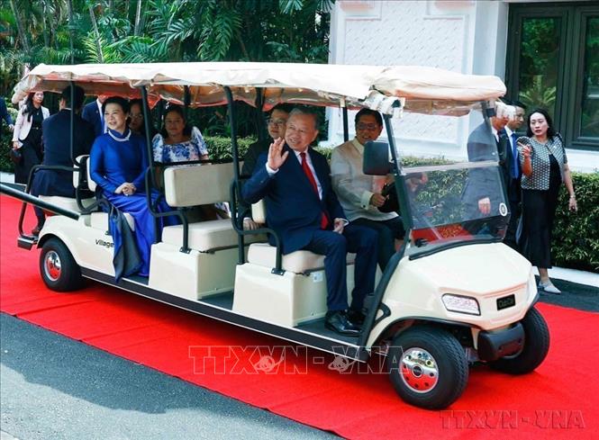 Tổng thống Philippines Ferdinand Romualdez Marcos Jr. và Phu nhân chủ trì Lễ đón trọng thể Tổng Bí thư, Chủ tịch nước Tô Lâm và Phu nhân thăm cấp Nhà nước tới Philippines (1/6/2026). Ảnh: Thống Nhất - TTXVN