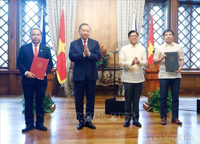 Tổng Bí thư, Chủ tịch nước Tô Lâm và Tổng thống Philippines Ferdinand Romualdez Marcos Jr. chứng kiến lễ trao các văn kiện hợp tác giữa hai nước (Manila, 1/6/2026). Ảnh: Thống Nhất – TTXVN