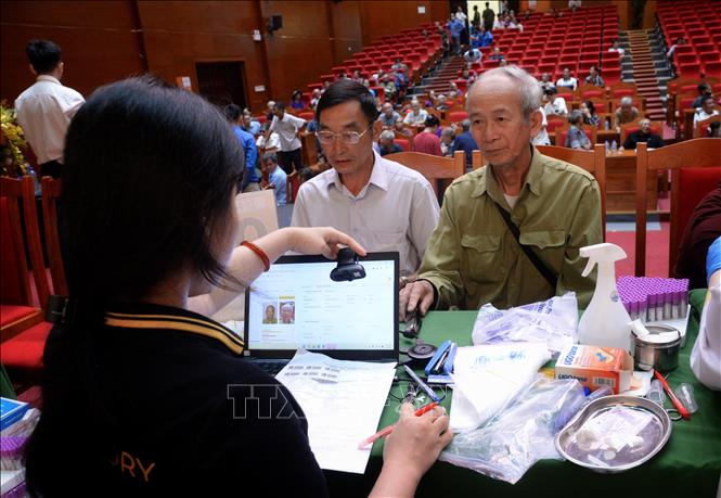 Thực hiện các bước kiểm tra, kê khai để việc lấy mẫu mẫu máu từ các thân nhân liệt sĩ được đảm bảo chính xác. Ảnh: Danh Lam-TTXVN