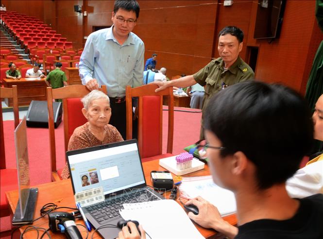 Thực hiện các bước kiểm tra, kê khai để việc lấy mẫu máu từ các thân nhân liệt sĩ được đảm bảo chính xác. Ảnh: Danh Lam-TTXVN