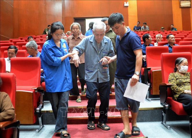 Lực lượng Đoàn Thanh niên hỗ trợ thân nhân liệt sĩ tại điểm thu nhận mẫu. Ảnh: Danh Lam-TTXVN