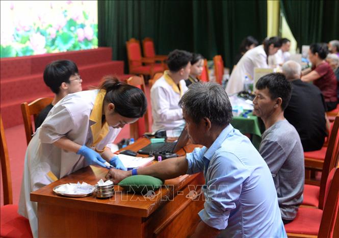Lấy mẫu máu từ các thân nhân liệt sĩ tại xã Hoàng Vân. Ảnh: Danh Lam-TTXVN