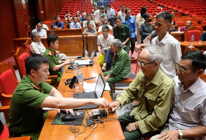 Thực hiện các bước kiểm tra, kê khai để việc lấy mẫu máu từ các thân nhân liệt sĩ được đảm bảo chính xác. Ảnh: Danh Lam-TTXVN