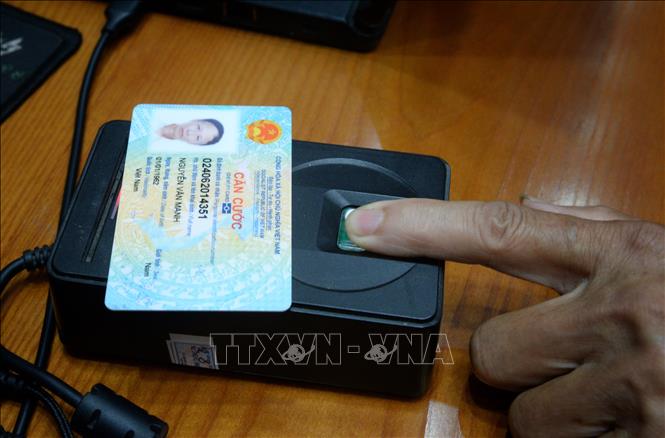 Thực hiện các bước kiểm tra, kê khai để việc lấy mẫu máu từ các thân nhân liệt sĩ được đảm bảo chính xác. Ảnh: Danh Lam-TTXVN