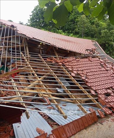 Mưa lớn kéo dài làm sạt lở taluy dương, gây đổ sập hoàn toàn ngôi nhà sàn của gia đình ông Lò Văn Tuyến ở xã Mường Sại, tỉnh Sơn La. Ảnh: TTXVN phát. 