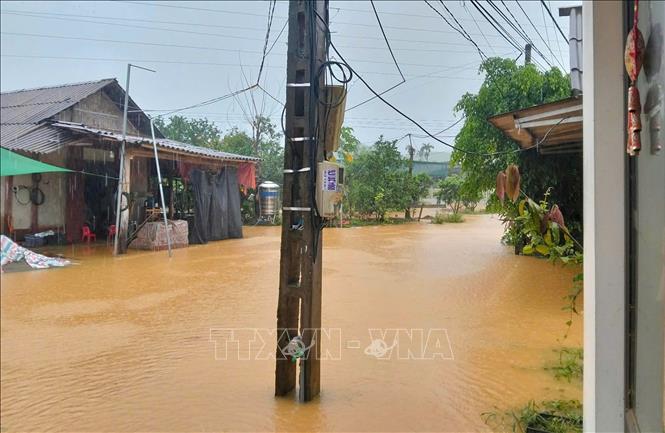 Mưa lớn kéo dài gây ngập sâu khu dân cư ở thôn Đại Minh, xã Thác Bà (Lào Cai). Ảnh: TTXVN phát
