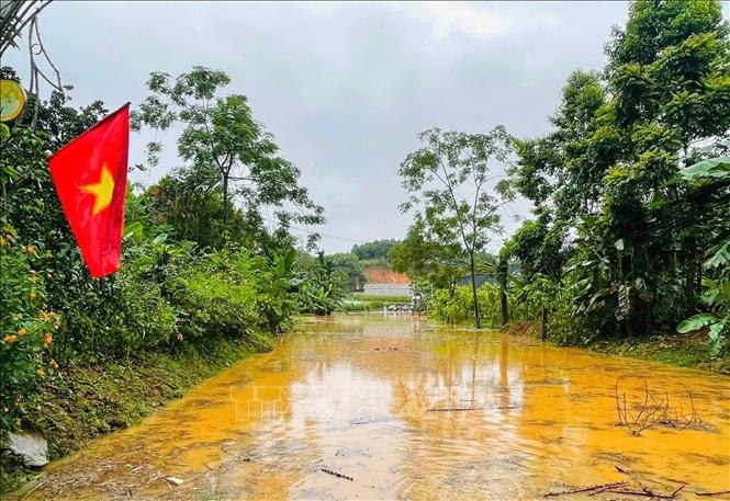 Tại xã Bảo Ái (Lào Cai), mưa lớn gây ngập sâu nhiều vị trí, khiến các phương tiện không thể lưu thông. Ảnh: TTXVN phát